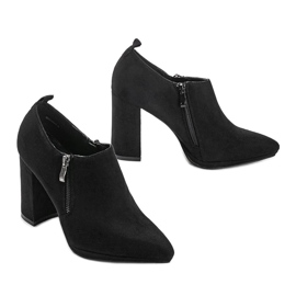 Bottines en daim noir sur le post Carl 1