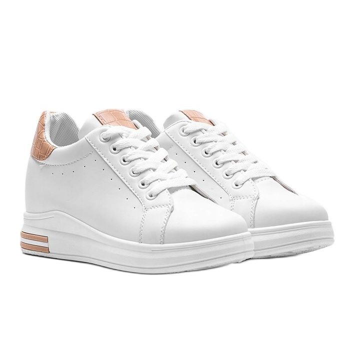 Baskets blanches sur un coin Halle caché beige 1