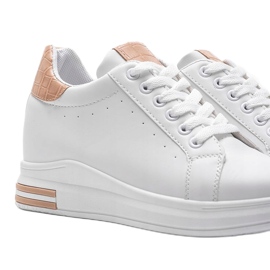 Baskets blanches sur un coin Halle caché beige 2