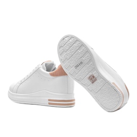 Baskets blanches sur un coin Halle caché beige 3