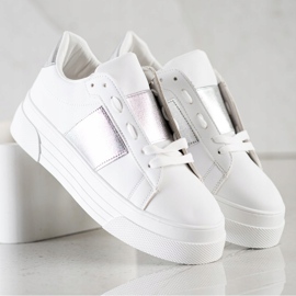 SHELOVET Baskets avec cuir écologique sur la plate-forme blanche 2 SHELOVET Baskets avec cuir écologique sur la plate-forme blanche 2