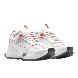 Les baskets de sport blanches d'Ericka 1 Les baskets de sport blanches d'Ericka 1