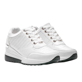 Baskets blanches brillantes sur le coin Mara 1