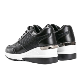 Baskets noires brillantes sur le coin Mara 1