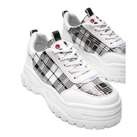 Baskets blanches pour femmes avec un damier verni à la mode Marlene 3