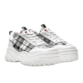 Baskets blanches pour femmes avec un damier verni à la mode Marlene 1