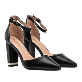 Escarpins noirs sur le post Kaelyn le noir 1 Escarpins noirs sur le post Kaelyn le noir 1