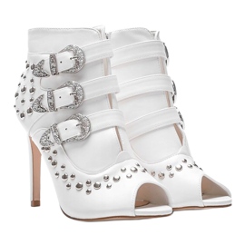 Escarpins blancs sur le talon d'Abigail 1