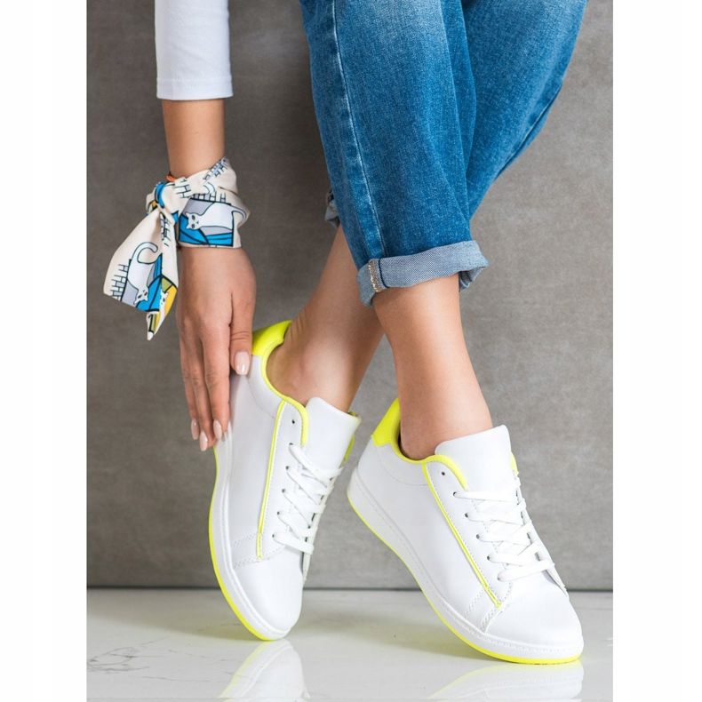 SHELOVET Baskets basses avec cuir écologique blanche jaune 1