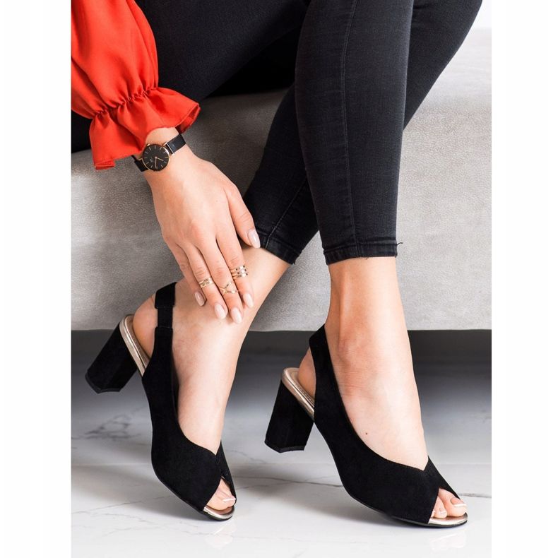 Evento Sandales en daim sur un bar noir 1