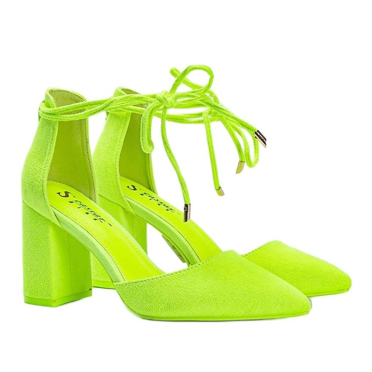 Escarpins à lacets jaunes sur le post Macey 1