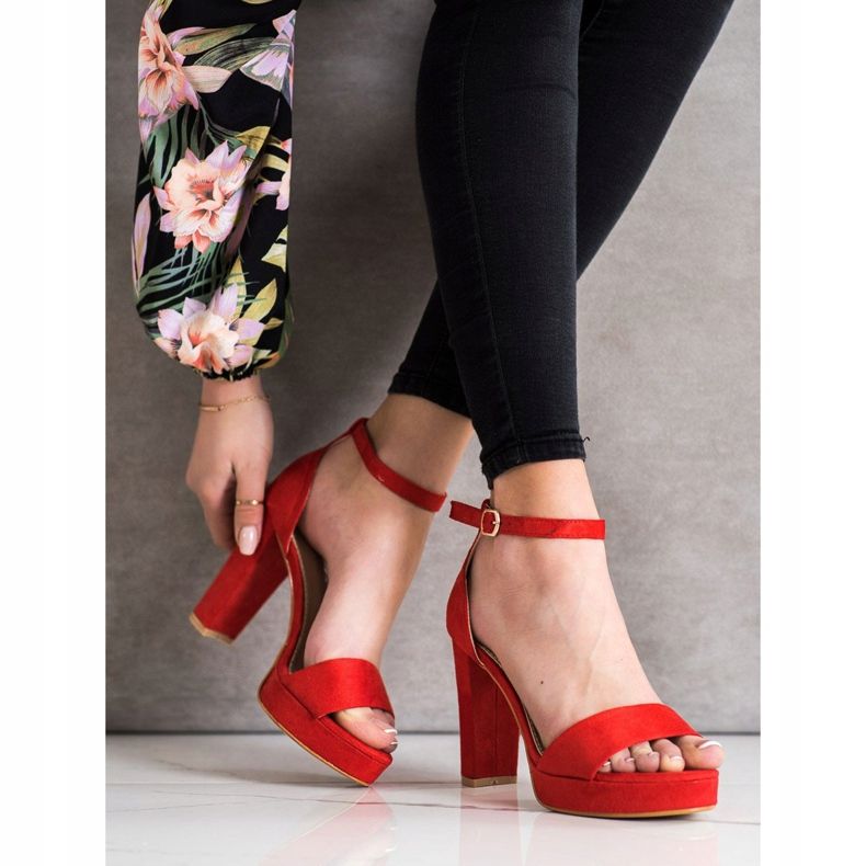 Weide Sandales rouges sur un bar 1