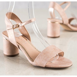 Evento Sandales élégantes sur un bar rose 1 Evento Sandales élégantes sur un bar rose 1