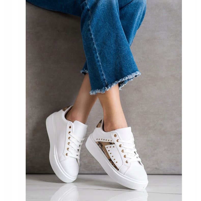 SHELOVET Baskets blanches sur la plate-forme beige le noir 1 SHELOVET Baskets blanches sur la plate-forme beige le noir 1