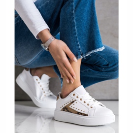 SHELOVET Baskets blanches sur la plate-forme beige le noir 2 SHELOVET Baskets blanches sur la plate-forme beige le noir 2