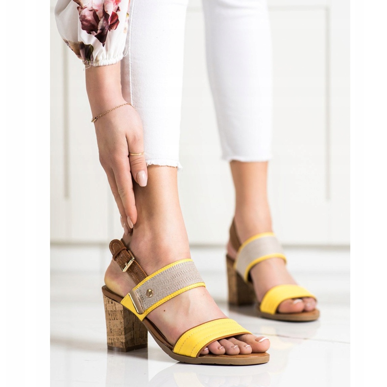 Evento Sandales confortables sur un bar brun jaune 1
