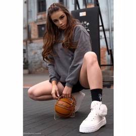 Sneakers pour femmes sur une plate-forme avec un pop-corn blanc de rein blanche 8