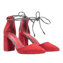 Escarpins noués rouges sur le poste d'Eliza 1