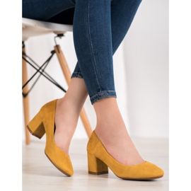 Fama Escarpins en daim sur un pilier jaune 2
