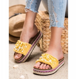 Small Swan Pantoufles Sur La Plateforme Avec Des Perles jaune 2