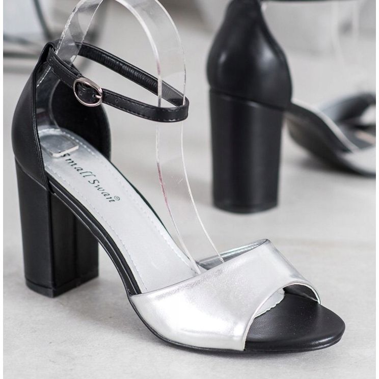 Small Swan Sandales classiques sur un bar noir gris 2