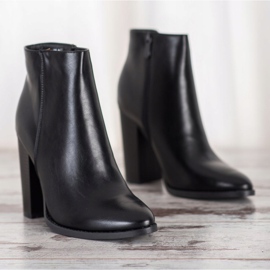 Seastar Bottes classiques sur un poteau noir 1