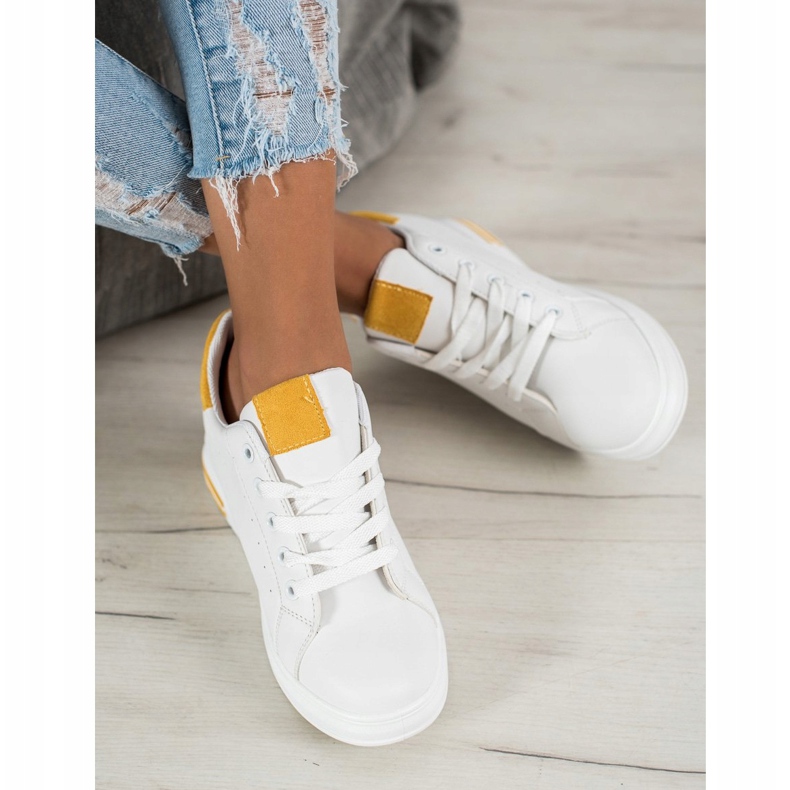 SHELOVET Chaussures de sport sur un coin blanc jaune 1