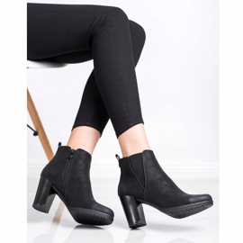 Bottes sur un bar Sergio Leone le noir 3