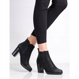 Bottes sur un bar Sergio Leone le noir 4