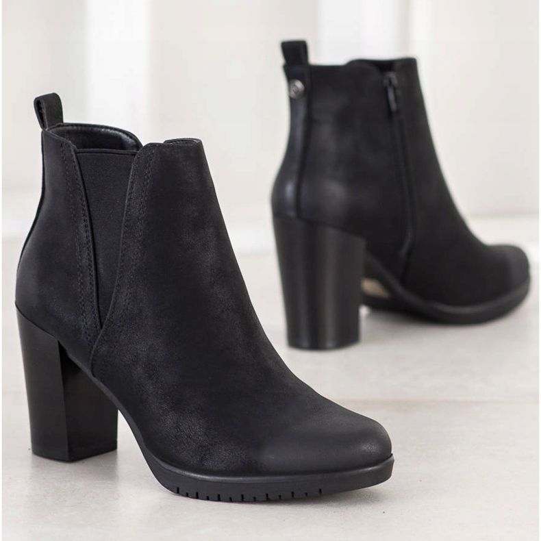 Bottes sur un bar Sergio Leone noir 2