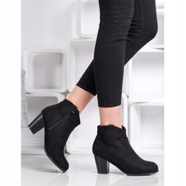 Abloom Bottes sur un poteau le noir 3