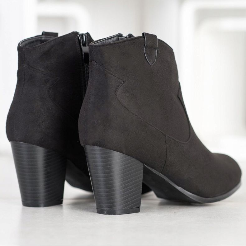Abloom Bottes sur un poteau le noir 1