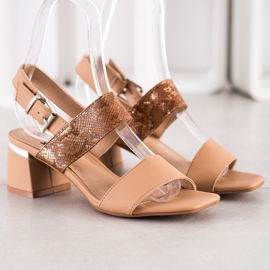 Kylie Sandales à la mode sur un bar brun 2