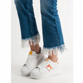 SHELOVET Chaussures blanches sur la plate-forme 2 SHELOVET Chaussures blanches sur la plate-forme 2