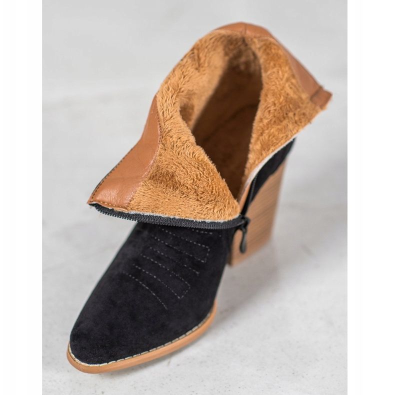 Cow-girls sur le poste le noir 2