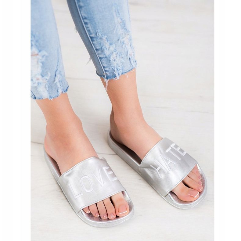 Small Swan Pantoufles en cuir écologique LOVE &amp; HATE argent 1