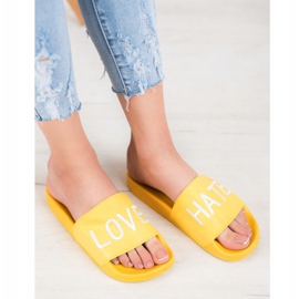 Small Swan Pantoufles en cuir écologique LOVE &amp; HATE jaune 1