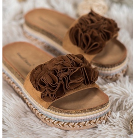 Small Swan Pantoufles En Daim Avec Ornements brun 2