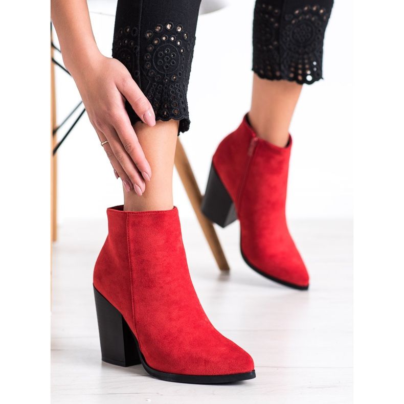 Marquiz Bottes sur un poste large rouge 1