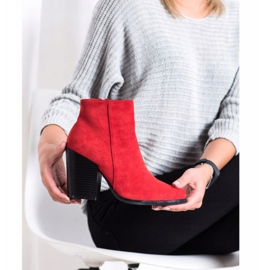 Marquiz Bottes sur un poste large rouge 2