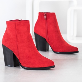 Marquiz Bottes sur un poste large rouge 3