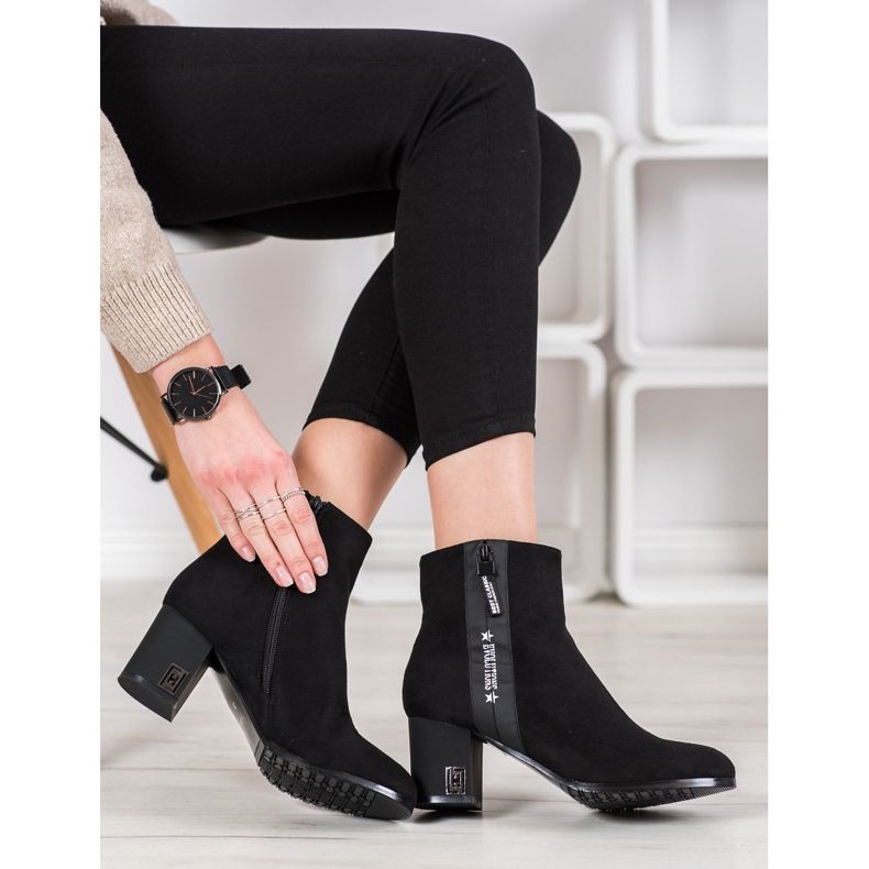 Gogo Bottes sur un poste Evolutions le noir 2 Gogo Bottes sur un poste Evolutions le noir 2