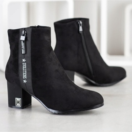 Gogo Bottes sur un poste Evolutions le noir 1 Gogo Bottes sur un poste Evolutions le noir 1