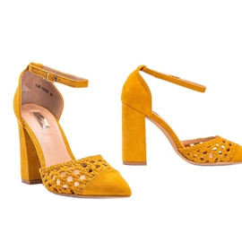 Escarpins ajourés moutarde sur le pilier Hana jaune 2
