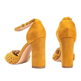 Escarpins ajourés moutarde sur le pilier Hana jaune 3