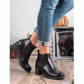 W. Potocki Bottines Chelsea noires sur un bar le noir 3