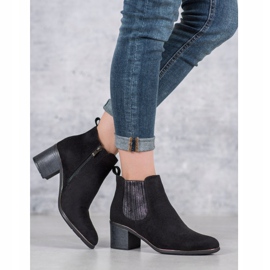 Filippo Bottes sur un poteau noir 1