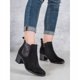 Filippo Bottes sur un poteau noir 2