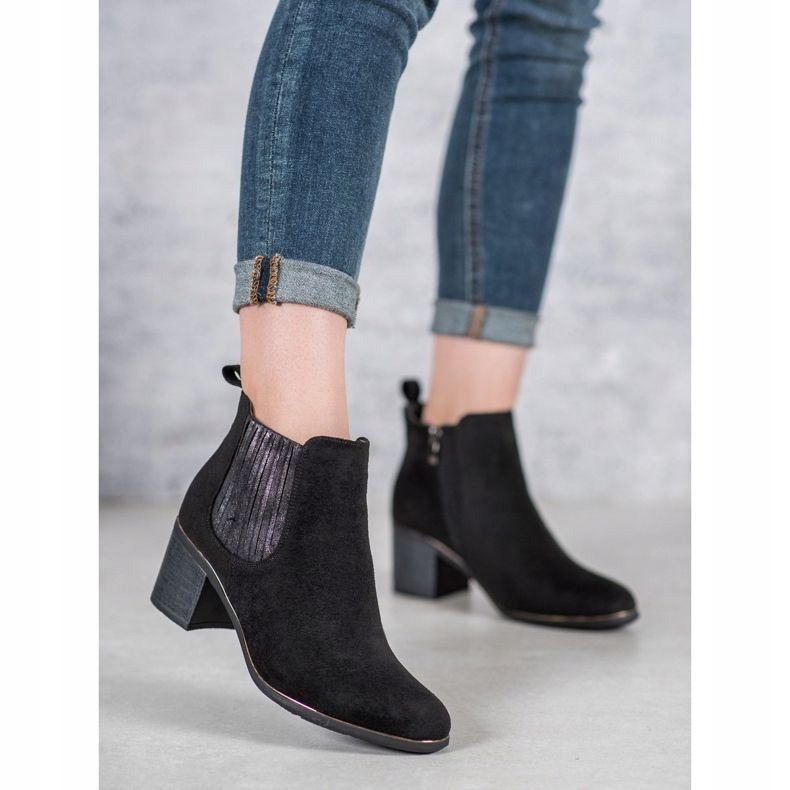 Filippo Bottes sur un poteau le noir 2 Filippo Bottes sur un poteau le noir 2