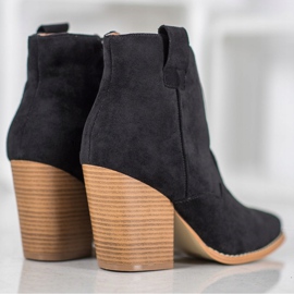 Bottes de cowboy en daim sur le pilier le noir 2